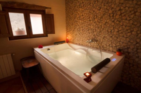 Romantic house for 2 or 4 people with jacuzzi, Laroya